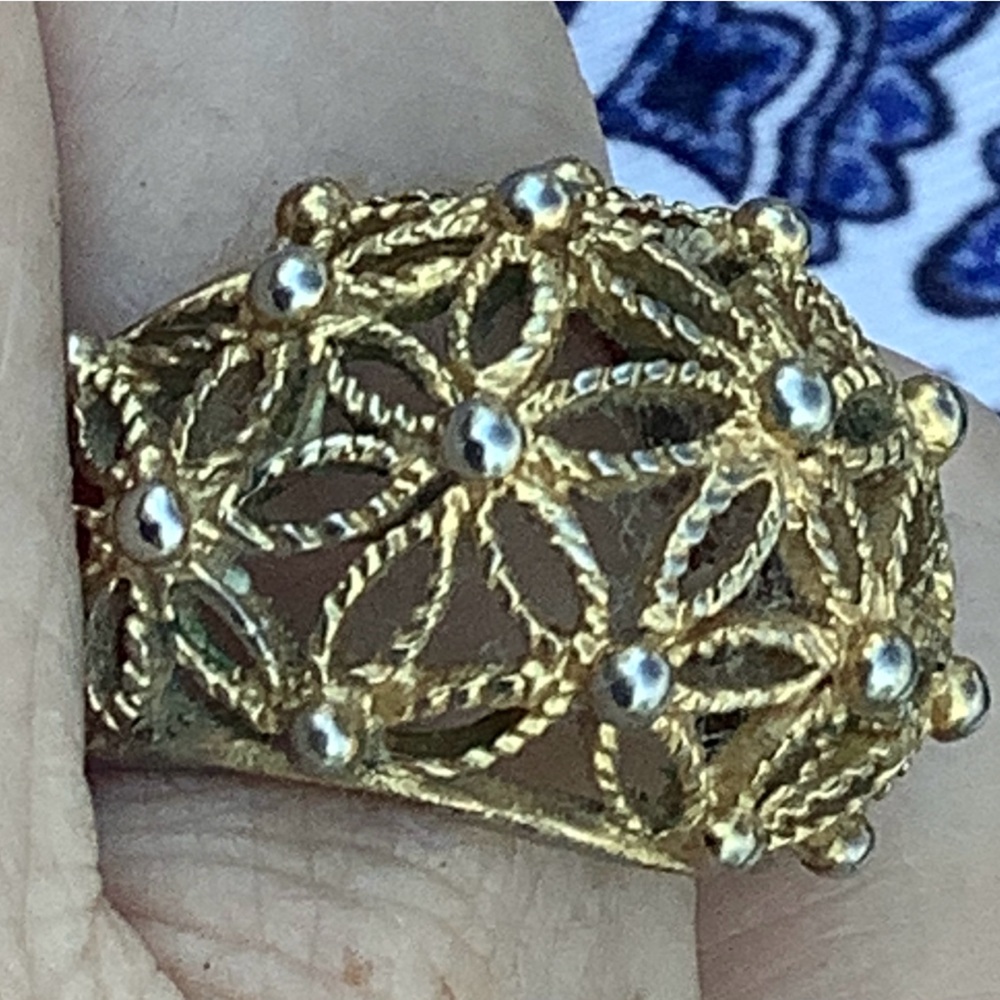 Avon gold tone floral ring